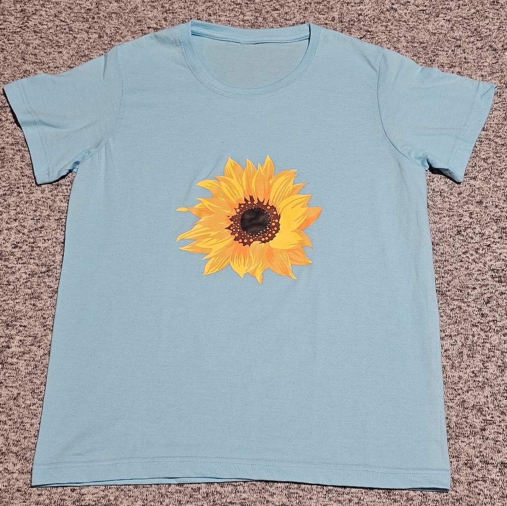 Graphic Tee Sunflower Small Light Blue – Casual Floral Shirt NWOT